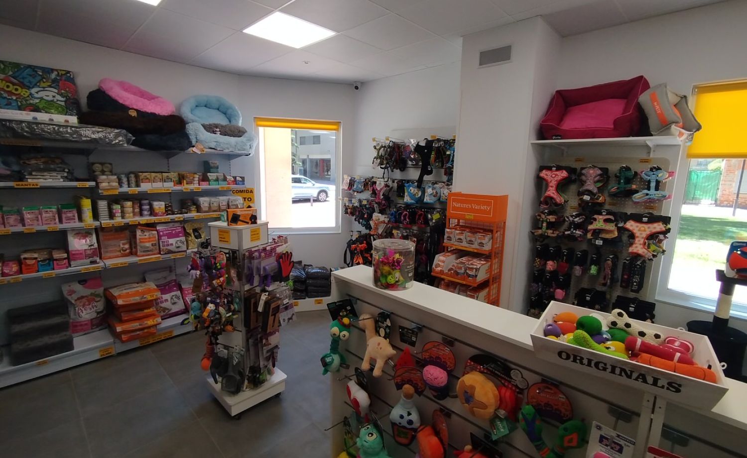 Tienda de alimentacion y peluqueria canina para perros y gatos en Aranda de Duero
